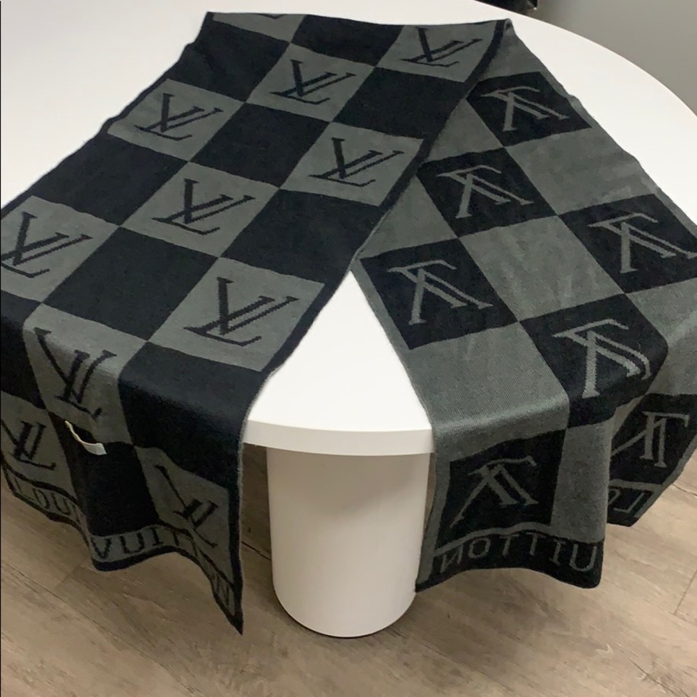 Louis Vuitton scarf - Picture 6 of 7